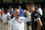 Foto zur News: Paddy Lowe (Mercedes) und Daniil Kwjat (Toro Rosso)