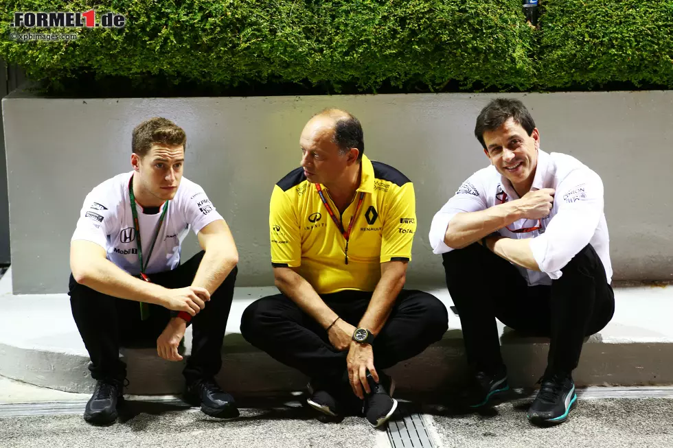 Foto zur News: Stoffel Vandoorne, Frederic Vasseur und Toto Wolff