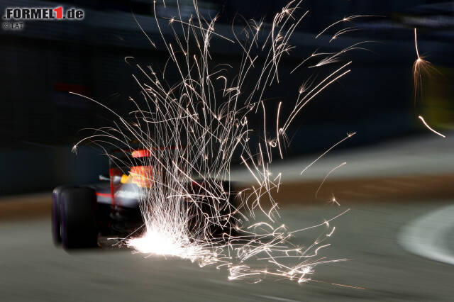 Foto zur News: Daniel Ricciardo belegte in Singapur den zweiten Platz hinter Nico Rosberg. In unserer Zeugnisverteilung schneidet er sogar am besten ab. Jetzt durch die Highlights des Rennens klicken!