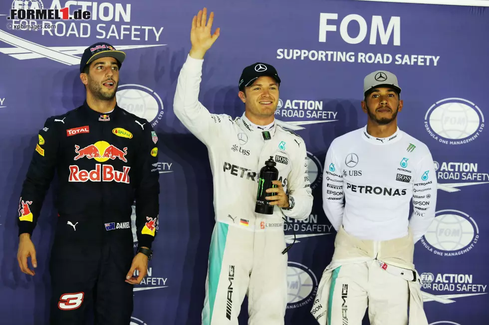 Foto zur News: Daniel Ricciardo (Red Bull), Nico Rosberg (Mercedes) und Lewis Hamilton (Mercedes)