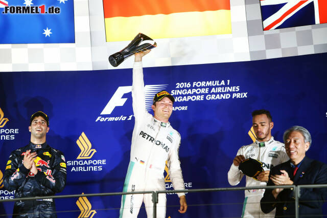 Foto zur News: Zwischentief oder Wende im Titelkampf: Kann Lewis Hamilton zurückschlagen? Jetzt durch die Highlights des spektakulären Singapur-Wochenendes klicken!