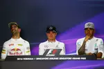 Foto zur News: Daniel Ricciardo (Red Bull), Nico Rosberg (Mercedes) und Lewis Hamilton (Mercedes)