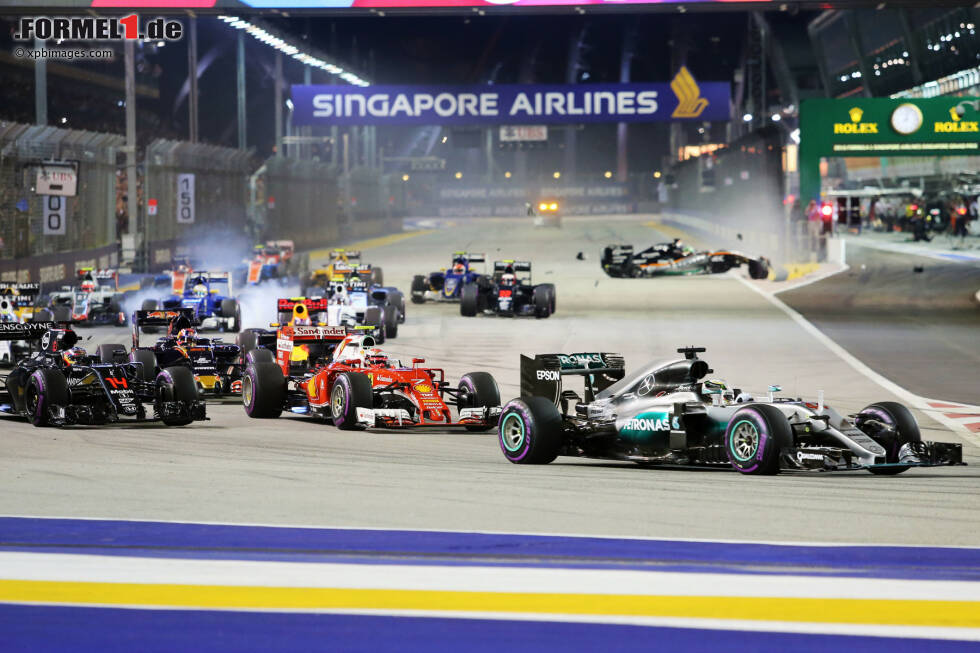 Foto zur News: Lewis Hamilton (Mercedes) und Nico Hülkenberg (Force India)