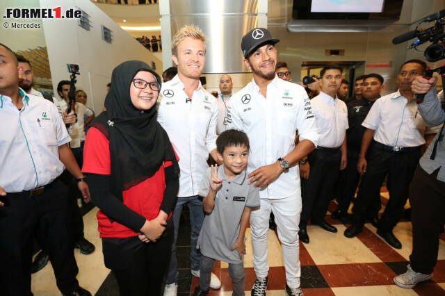 Foto zur News: Nico Rosberg und Lewis Hamilton bei einem PR-Termin in Kuala Lumpur. Wie hat sich ihr WM-Duell 2016 entwickelt? Jetzt Rennen für Rennen durchklicken!