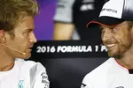 Foto zur News: Nico Rosberg (Mercedes) und Jenson Button (McLaren)