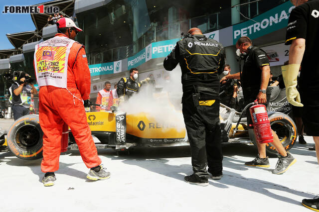 Foto zur News: ...an der Box geht sein Bolide plötzlich in Flammen auf. Magnussen rettet sich, und die Renault-Mannschaft rückt mit Mundschutz an, um das Feuer zu löschen. Innerhalb weniger Sekunden...