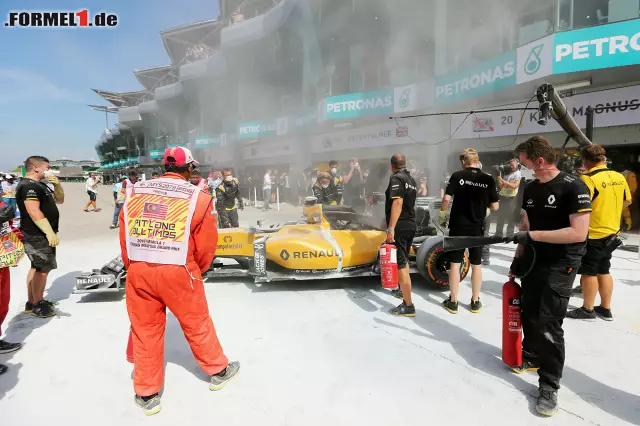 ...schiebt das Wrack in die Box. Kevin Magnussen verfolgt das Drama... Foto zur News: ...schiebt das Wrack in die Box. Kevin Magnussen verfolgt das Drama...