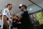 Foto zur News: Jenson Button (McLaren) und Lewis Hamilton (Mercedes)