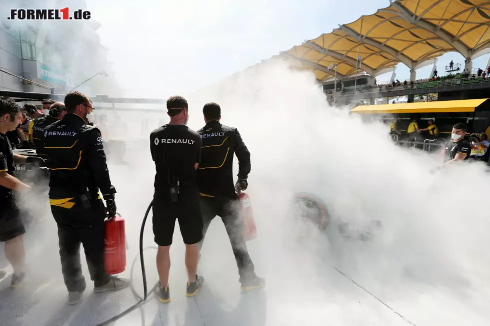 ...ist durch die Löschaktion alles voller Rauch. Da Sprit über ein Loch in der Airbox nachgepumpt wird, entzündet sich das Feuer immer wieder. Inzwischen rücken... Foto zur News: ...ist durch die Löschaktion alles voller Rauch. Da Sprit über ein Loch in der Airbox nachgepumpt wird, entzündet sich das Feuer immer wieder. Inzwischen rücken...