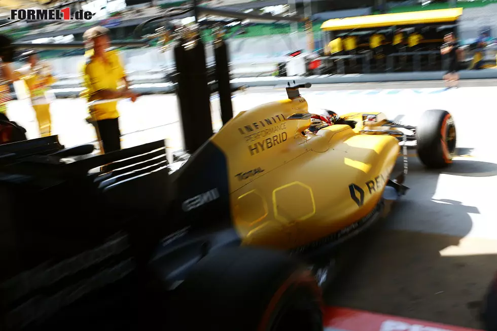 Als Kevin Magnussen im ersten Training für zwei Installationsrunden auf die Strecke geht, um das neue Benzinsystem zu testen, scheint die Welt noch in Ordnung. Doch... Foto zur News: Als Kevin Magnussen im ersten Training für zwei Installationsrunden auf die Strecke geht, um das neue Benzinsystem zu testen, scheint die Welt noch in Ordnung. Doch...