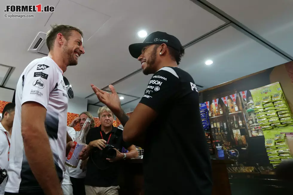 Foto zur News: Jenson Button (McLaren) und Lewis Hamilton (Mercedes)