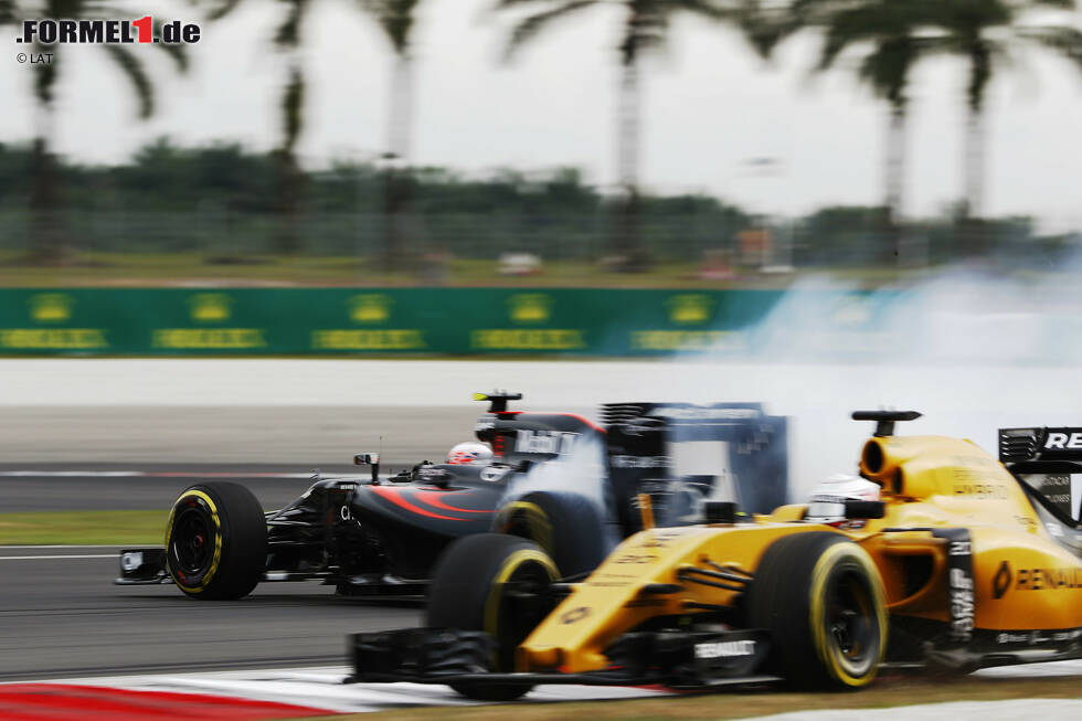 Foto zur News: Kevin Magnussen (Renault) und Jenson Button (McLaren)