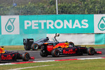 Foto zur News: Lewis Hamilton (Mercedes), Daniel Ricciardo (Red Bull) und Max Verstappen (Red Bull)