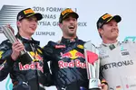 Foto zur News: Max Verstappen (Red Bull), Daniel Ricciardo (Red Bull) und Nico Rosberg (Mercedes)