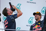 Foto zur News: Christian Horner und Daniel Ricciardo (Red Bull)