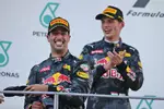 Foto zur News: Daniel Ricciardo (Red Bull) und Max Verstappen (Red Bull)