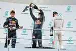 Foto zur News: Max Verstappen (Red Bull), Daniel Ricciardo (Red Bull) und Nico Rosberg (Mercedes)