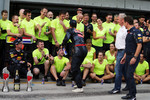 Foto zur News: Daniel Ricciardo (Red Bull), Max Verstappen (Red Bull), Helmut Marko und Christian Horner