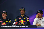 Foto zur News: Max Verstappen (Red Bull), Daniel Ricciardo (Red Bull) und Nico Rosberg (Mercedes)
