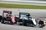 Foto zur News: Nico Rosberg (Mercedes) und Kimi Räikkönen (Ferrari)