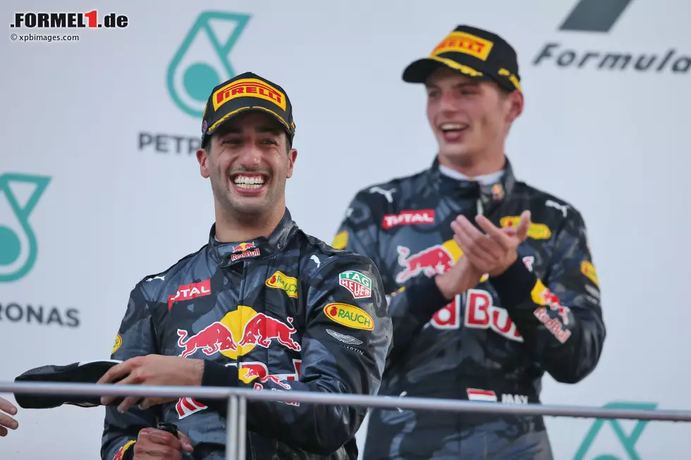 Foto zur News: Daniel Ricciardo (Red Bull) und Max Verstappen (Red Bull)