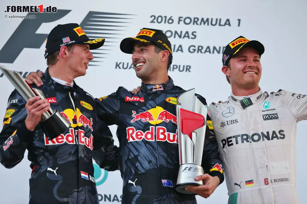 Foto zur News: Max Verstappen (Red Bull), Daniel Ricciardo (Red Bull) und Nico Rosberg (Mercedes)