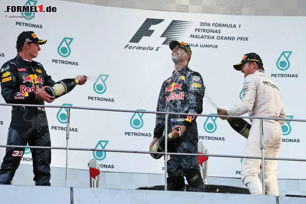 Foto zur News: Max Verstappen (Red Bull), Daniel Ricciardo (Red Bull) und Nico Rosberg (Mercedes)