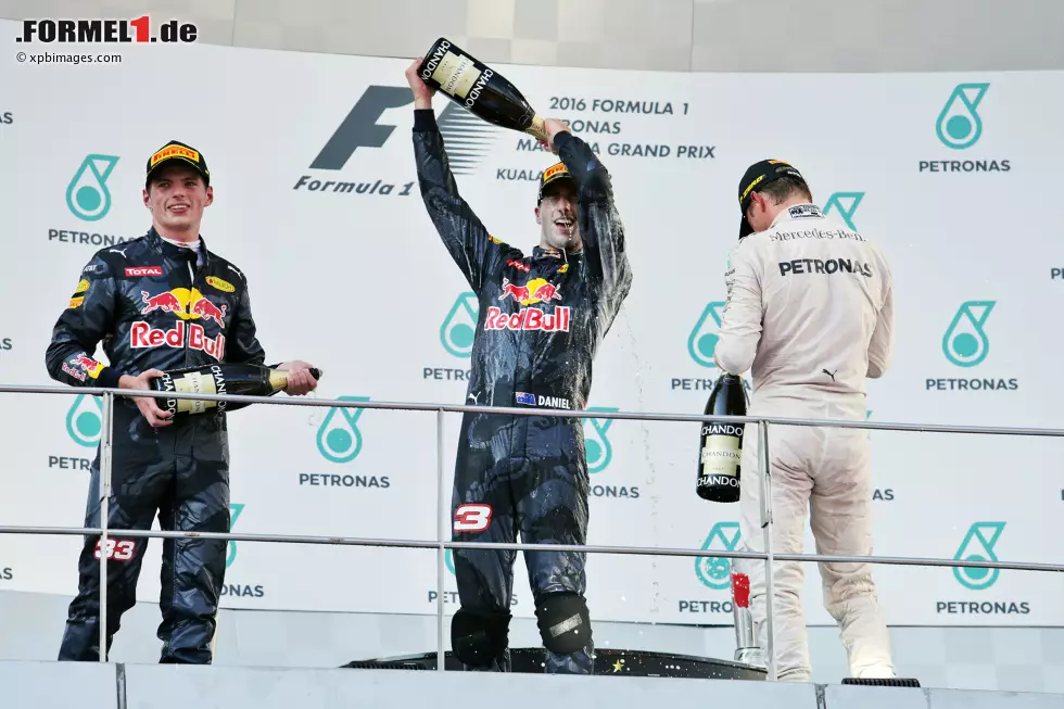 Foto zur News: Max Verstappen (Red Bull), Daniel Ricciardo (Red Bull) und Nico Rosberg (Mercedes)