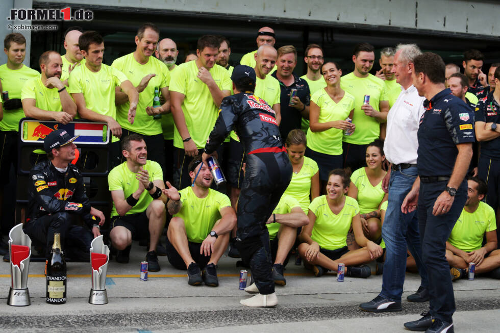 Foto zur News: Daniel Ricciardo (Red Bull), Max Verstappen (Red Bull), Helmut Marko und Christian Horner