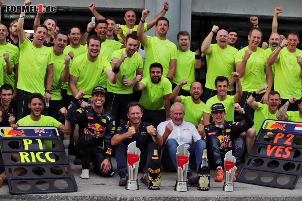 Foto zur News: Daniel Ricciardo (Red Bull), Max Verstappen (Red Bull), Helmut Marko und Christian Horner