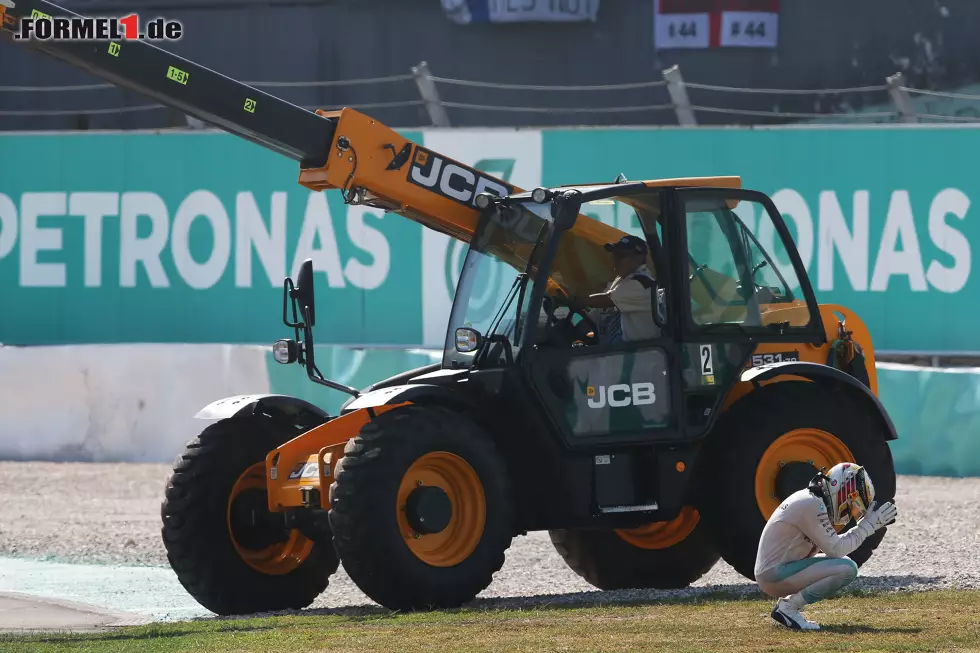 Foto zur News: Das Drama um Lewis Hamilton in Malaysia: Jetzt durch die Highlights des dramatischen 16. Saisonlaufs klicken!