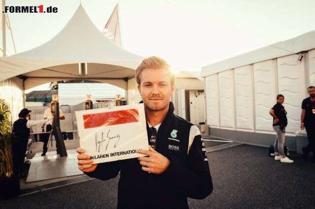 Foto zur News: Nico Rosberg erhielt ein besonderes Geschenk: Ein vermeintliches Ayrton-Senna-Autogramm brachte den Deutschen zum Strahlen. Doch neben zahllosen Süßigkeiten für die Stars haben die japanischen Fans noch viel mehr zu bieten...