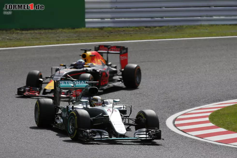 Foto zur News: Lewis Hamilton (Mercedes) und Daniel Ricciardo (Red Bull)