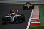 Foto zur News: Esteban Gutierrez (Haas) und Kevin Magnussen (Renault)