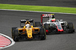 Foto zur News: Kevin Magnussen (Renault) und Esteban Gutierrez (Haas)