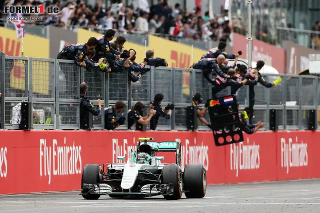 Foto zur News: Nico Rosberg ließ seine Mechaniker jubeln und bedankte sich beim gesamten Konzern, der schon vor 84 Jahren den ersten Silberpfeil auf die Strecke geschickt hatte...