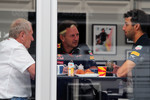 Foto zur News: Helmut Marko, Christian Horner und Daniel Ricciardo (Red Bull)