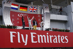 Foto zur News: Nico Rosberg (Mercedes), Max Verstappen (Red Bull) und Lewis Hamilton (Mercedes)