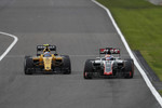 Foto zur News: Jolyon Palmer (Renault) und Romain Grosjean (Haas)