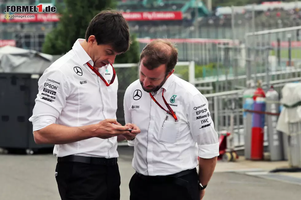 Foto zur News: Toto Wolff und Bradley Lord (Mercedes)