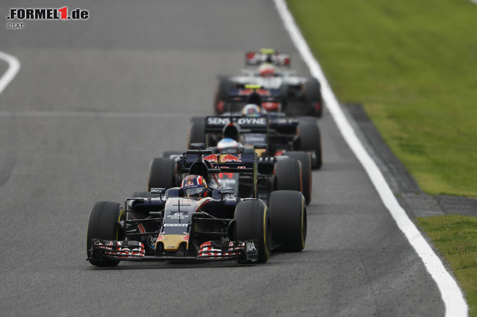 Foto zur News: Daniil Kwjat (Toro Rosso) und Fernando Alonso (McLaren)