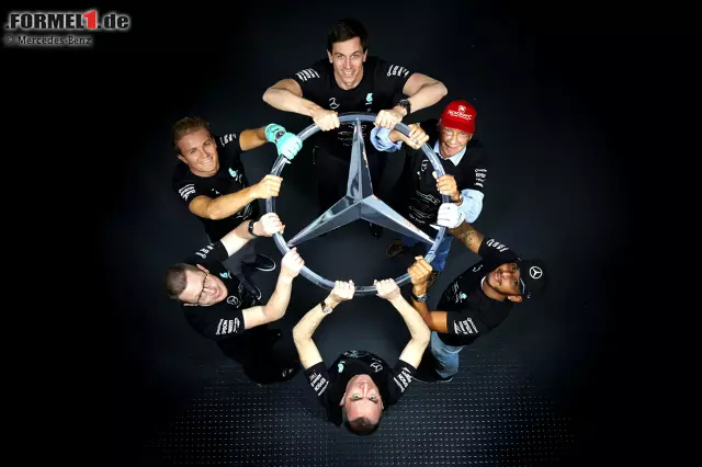 Foto zur News: ...des Erfolgs: Toto Wolff, Niki Lauda, Lewis Hamilton, Paddy Lowe, Andy Cowell und Nico Rosberg.  Doch hinter den sechs Schlüsselpersonen...