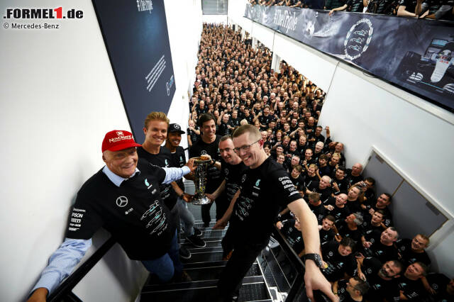 Foto zur News: Hand am Pokal: Das Mercedes-Team feiert seine erneute Dominanz. Jetzt durch die Fotos von den Mercedes-Weltmeisterfeierlichkeiten klicken!