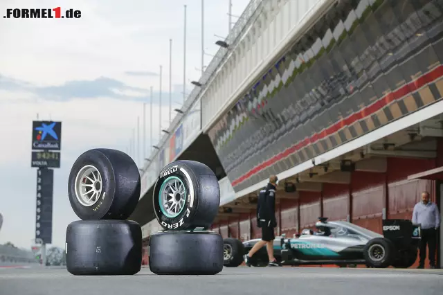 Für den Titelfavoriten ist es am Vormittag noch bei trockenen Bedingungen das erste Mal, dass er mit den neuen, breiteren Pirelli-Pneus auf den Kurs geht. Der Anblick ist... Foto zur News: Für den Titelfavoriten ist es am Vormittag noch bei trockenen Bedingungen das erste Mal, dass er mit den neuen, breiteren Pirelli-Pneus auf den Kurs geht. Der Anblick ist...
