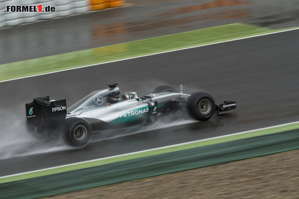 Foto zur News: Nico Rosberg wurde in Barcelona Opfer des unbeständigen Oktober-Wetters. Jetzt durch die Fotos vom Test mit den 2017er-Reifen klicken!