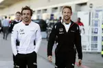 Foto zur News: Fernando Alonso (McLaren) und Jenson Button (McLaren)