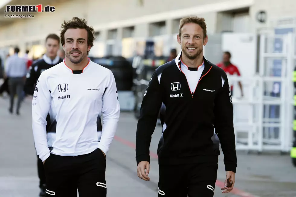 Foto zur News: Fernando Alonso (McLaren) und Jenson Button (McLaren)