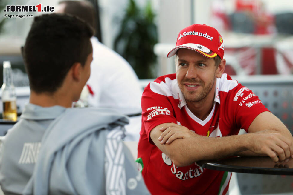 Foto zur News: Pascal Wehrlein (Manor) und Sebastian Vettel (Ferrari)