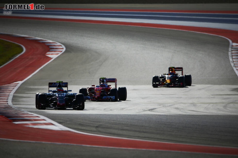 Foto zur News: Esteban Gutierrez (Haas), Kimi Räikkönen (Ferrari) und Max Verstappen (Red Bull)