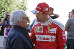 Foto zur News: Bernie Ecclestone und Sebastian Vettel (Ferrari)